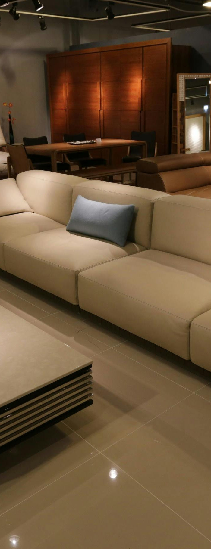 <h2>‘‘Vom ersten Klick bis zur Lieferung war alles makellos. Die Qualität unseres Designer-Sofas hat unsere Erwartungen übertroffen – echtes Handwerk, das man spürt. Der White-Glove-Service war perfekt.’’</h2><h4>⭐⭐⭐⭐⭐<br/></h4><p><br/>Julia M., München<br/>Aug 2, 2024<br/></p>